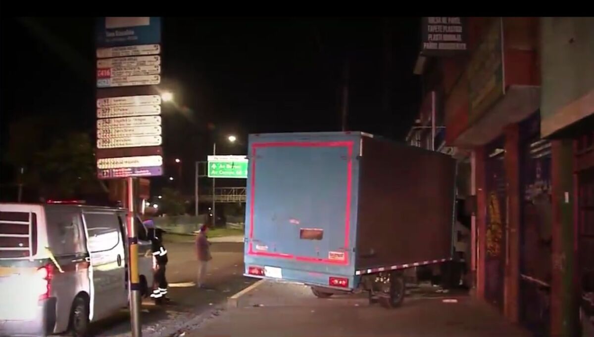 Conductor se estrelló contra consultorio odontológico en Bogotá En las últimas horas un conductor en aparente estado de embriaguez terminó contra la fachada de un consultorio odontológico en la Avenida 1 de Mayo con carrera 68.