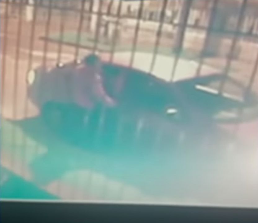 Conmovedor relato de joven abandonada por un conductor en Bogotá En video quedó registrado el momento en que una joven fue abandonada por un conductor. Según el relato de la mujer, tomó un taxi por la zona de Lourdes, pero empezó a discutir con el conductor porque, al parecer, la estaba llevando por una ruta que ella desconocía, según la mujer ella se encontraba hablando por teléfono con un amigo y al desconocer la zona le dice que la están perdiendo.