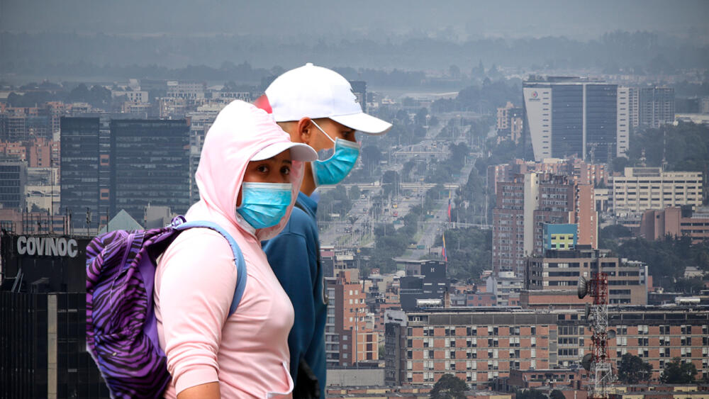 Declaran alerta ambiental en Bogotá por aire contaminado Este viernes la secretaria de Ambiente, Carolina Urrutia, declaró alerta ambiental en Bogotá por la calidad del aire que hay en Bogotá como consecuencia de las partículas provenientes de la Orinoquía y los Llanos Orientales.