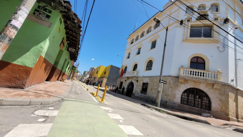 Detalles del crimen ocurrido dentro de estación de Policía A menos de 24 horas de que un recluso de la cárcel La Picota muriera luego de ser atacado con arma blanca al interior del penal (crimen registrado en nuestra edición de ayer), en las últimas horas se conoció que en la estación de Policía de la localidad de La Candelaria, en la mañana de este sábado, otro recluso falleció en circunstancias similares. El sujeto privado de la libertad falleció en el Hospital Santa Clara, luego de recibir una grave herida causada con un arma cortopunzante. La víctima estaba detenida por el delito de acceso carnal violento.
