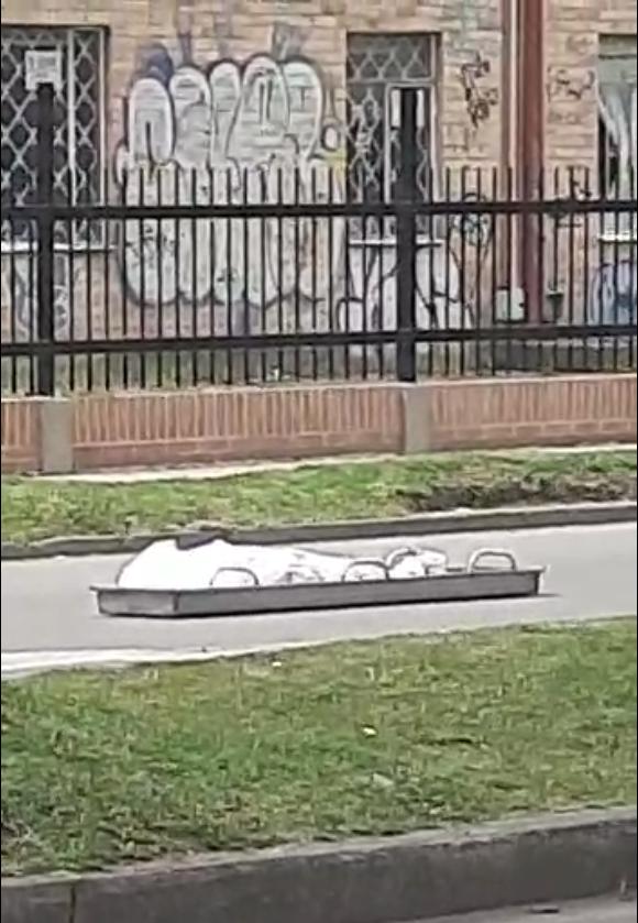 EN VIDEO: Salió expulsado cuerpo de un carro de criminalística La tarde de este martes se hizo viral rápidamente en Twitter un video publicado por el periodista Leonardo Ballesteros, en el que se observa cómo dos investigadores del CTI recogen un cuerpo que habría salido expulsado del carro de criminalística con todo y bandeja.