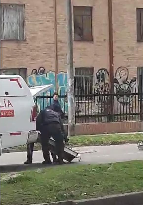 EN VIDEO: Salió expulsado cuerpo de un carro de criminalística La tarde de este martes se hizo viral rápidamente en Twitter un video publicado por el periodista Leonardo Ballesteros, en el que se observa cómo dos investigadores del CTI recogen un cuerpo que habría salido expulsado del carro de criminalística con todo y bandeja.