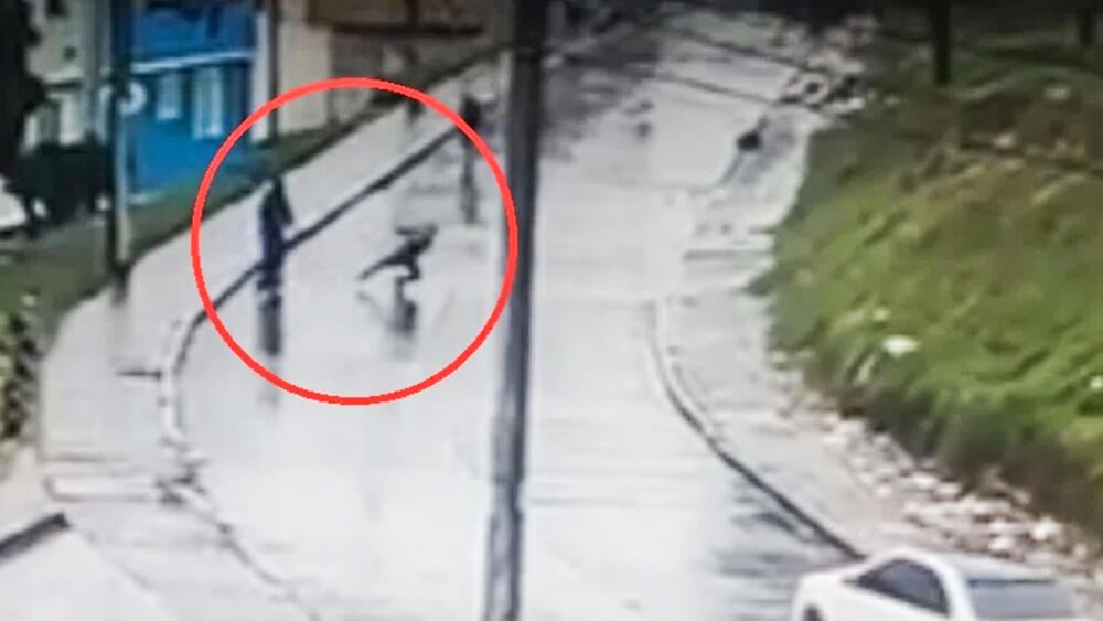 EN VIDEO: Delincuentes apuñalan a menor por robarle un taladro en San Cristóbal Los delincuentes no tienen límites y han demostrado que no les importa quién sea su víctima y que con tal de salirse con la suya arremeten contra el que sea, como el caso ocurrido en las últimas horas en el barrio Altos del Poblado, en la localidad de San Cristóbal, el cual tiene indignada a toda una comunidad.
