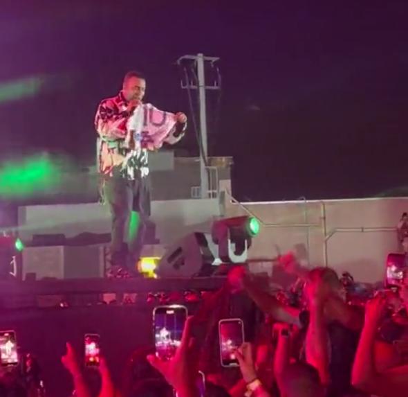 EN VIDEO: Don Omar no quiso recibir la camiseta del Junior 1 EN VIDEO: Don Omar no quiso recibir la camiseta del Junior El famoso reguetonero Don Omar se salió de los corazones de los barranquilleros después del concierto que dio este fin de semana durante la celebración del Carnaval de Barranquilla, pues rechazó un curioso regalo que le tiró uno de los asistentes.