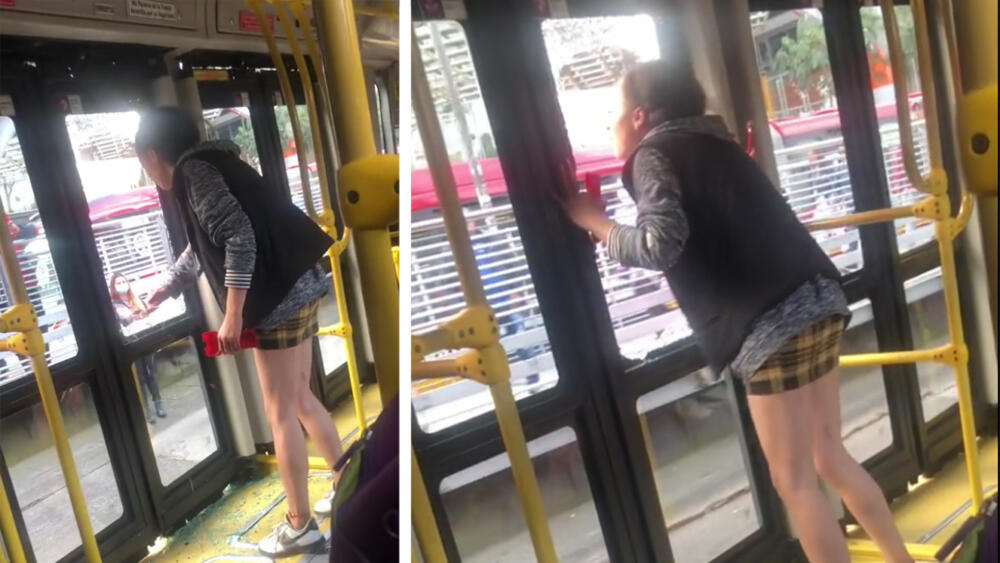 EN VIDEO: Mujer rompió puertas y ventanas de un TransMilenio Una enfurecida mujer quedó registrada en un video que grabó una usuaria dentro de un TransMilenio en el momento en que rompía los vidrios y las puertas del articulado, pues el conductor se negó a detenerse y ella no quiso esperar a que se detuviera en la siguiente estación.
