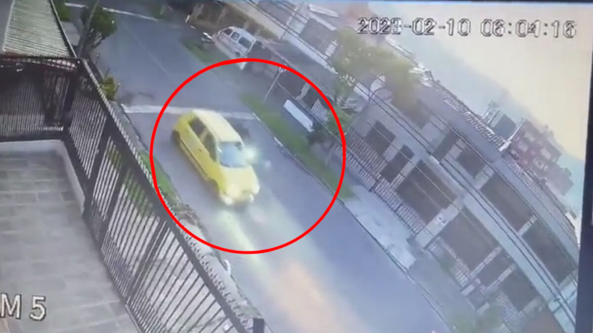 EN VIDEO: El momento en que asesinan a hermano de poderoso capo en un taxi Pasadas las 6 de la mañana de este viernes se presentó un ataque sicarial en la localidad de Barrios Unidos, a la altura de la carrera 50 con calle 64b, en el que el saldo fueron un muerto y un herido, ambos hombres se movilizaban al interior de un taxi que, tras los impactos, terminó chocándose.