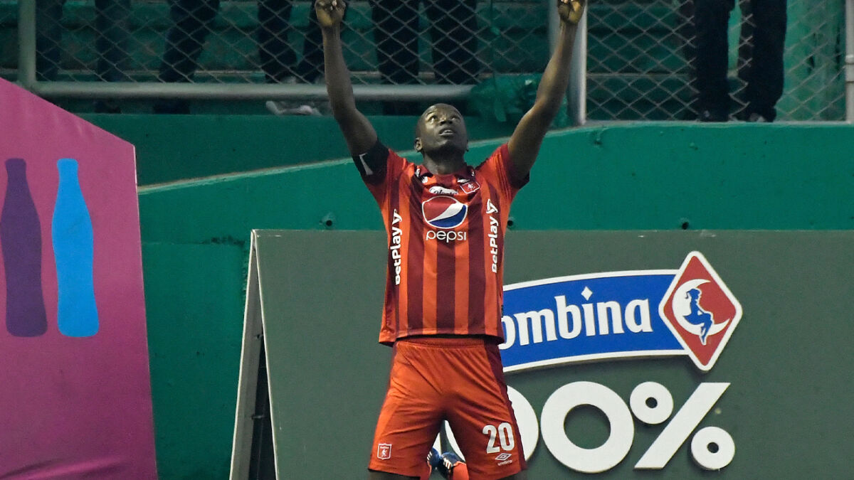 El terrible accidente de tránsito que sufrió Adrián Ramos, capitán del América Por medio de un comunicado oficial, el equipo América de Cali dio a conocer la noticia del accidente de transito que sufrió su capitán Adrián Ramos en la noche del pasado domingo 5 de febrero.