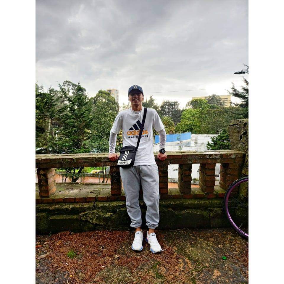 En ataque sicarial murió Jhon Deivid en Engativá La mañana de ayer en el barrio Linterama de la localidad de Engativá transcurría con tranquilidad: los niños junto a sus padres jugaban en el parque, el comercio atendía con normalidad y los vecinos del lugar permanecían en sus casas haciendo sus labores domésticas, pero entre algunos residentes se rumoraba sobre la tragedia que se había vivido la noche anterior.