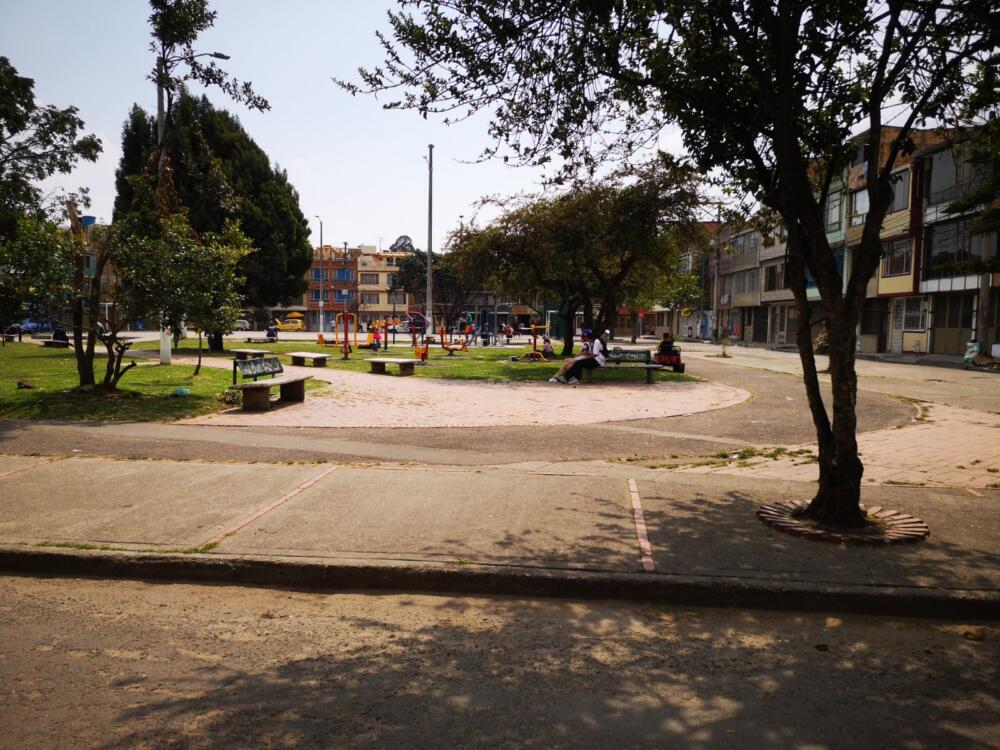 En ataque sicarial murió Jhon Deivid en Engativá La mañana de ayer en el barrio Linterama de la localidad de Engativá transcurría con tranquilidad: los niños junto a sus padres jugaban en el parque, el comercio atendía con normalidad y los vecinos del lugar permanecían en sus casas haciendo sus labores domésticas, pero entre algunos residentes se rumoraba sobre la tragedia que se había vivido la noche anterior.