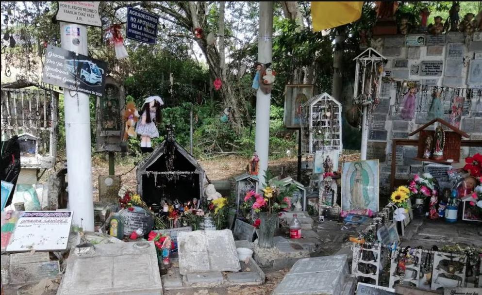 En fotos: Tenebrosas imágenes de brujería en Armero El extinto municipio de Armero (Tolima), que desapareció en noviembre de 1995 luego de que el volcán Nevado del Ruíz hiciera erupción y lo sepultara, se ha convertido en un sitio turístico y muy visitado por su dolorosa historia y el panorama que hay allí, pues hay cientos de tumbas de habitantes de este lugar que murieron aquella trágica noche.