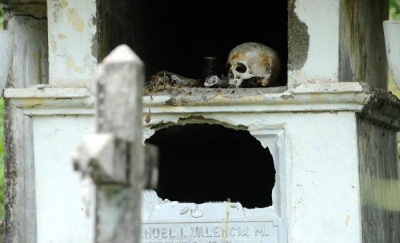 En fotos: Tenebrosas imágenes de brujería en Armero El extinto municipio de Armero (Tolima), que desapareció en noviembre de 1995 luego de que el volcán Nevado del Ruíz hiciera erupción y lo sepultara, se ha convertido en un sitio turístico y muy visitado por su dolorosa historia y el panorama que hay allí, pues hay cientos de tumbas de habitantes de este lugar que murieron aquella trágica noche.