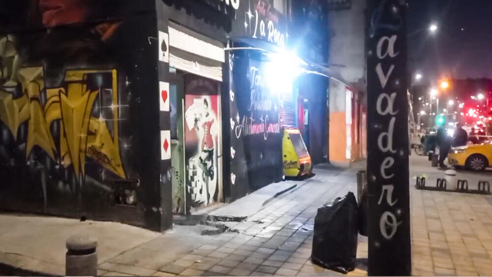 EN VIDEO: El terrible momento en que pillos asesinan a policía en Engativá En las cámaras de seguridad del casino en donde fue asesinado el patrullero de la Policía la noche de este jueves en la localidad de Engativá, quedó registrado el momento en que los delincuentes ingresaron al lugar armados para cometer el hurto.