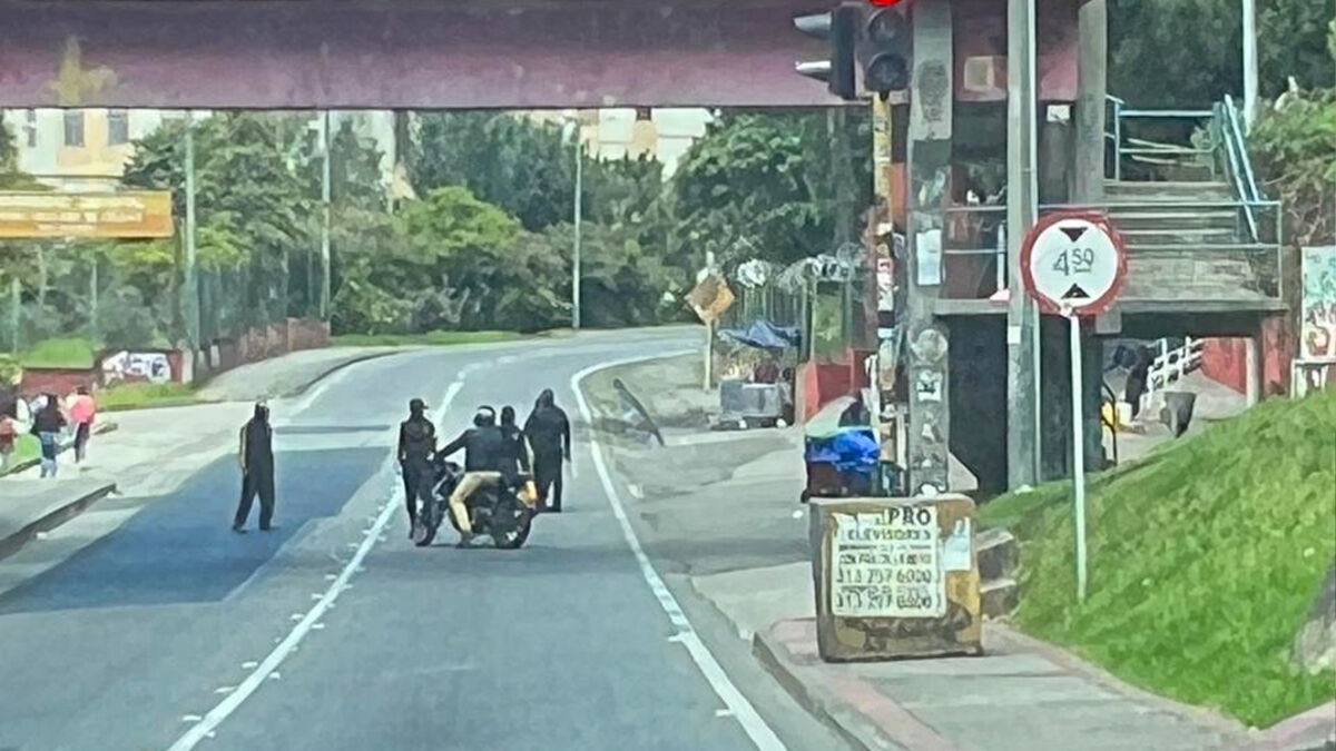 Encapuchados bloquean la Avenida Circunvalar Durante la tarde del martes 7 de febrero, se han registrado bloqueos en la avenida Circunvalar, cerca a la universidad Distrital, sede La Macarena.