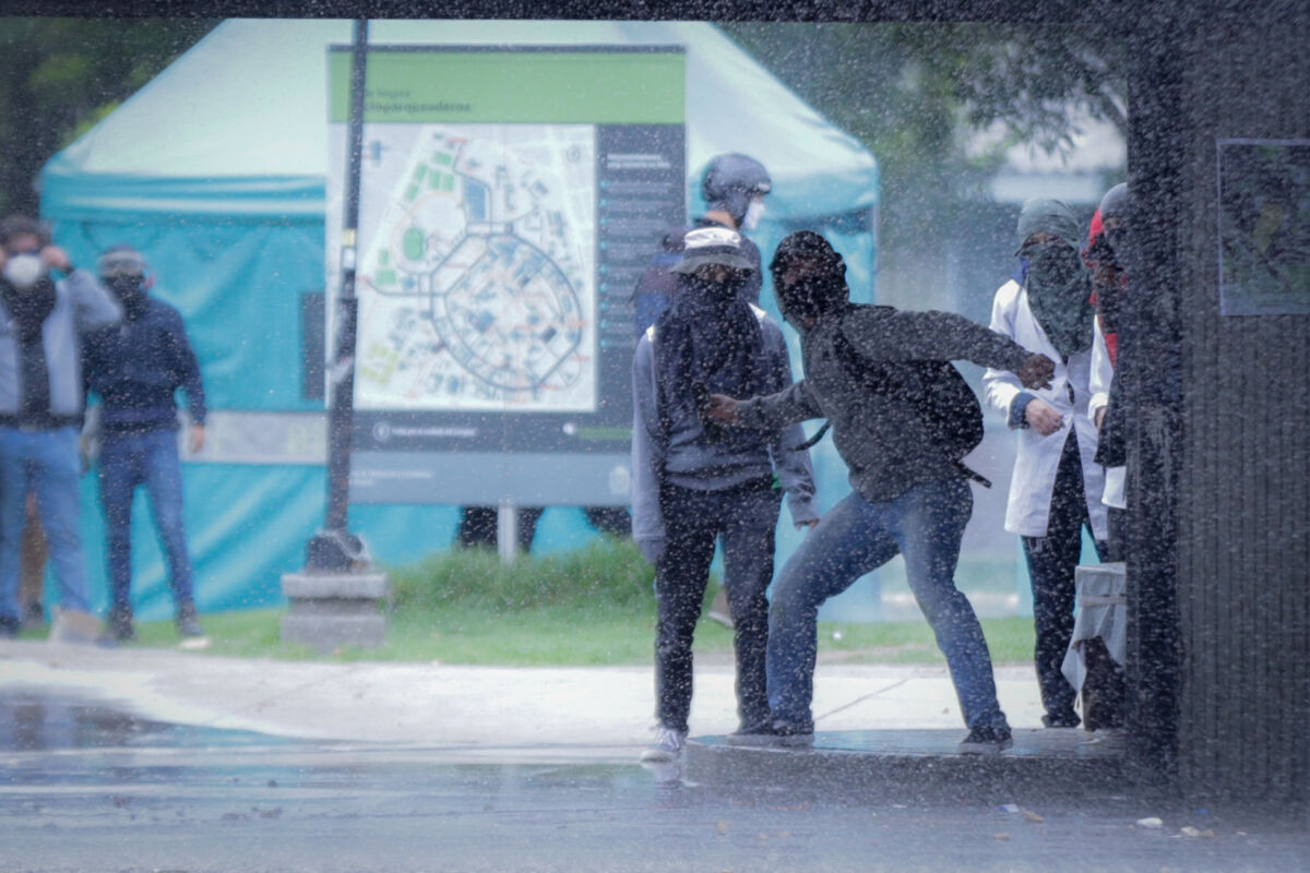Encapuchados bloquean la Avenida Circunvalar 1 Encapuchados bloquean la Avenida Circunvalar Durante la tarde del martes 7 de febrero, se han registrado bloqueos en la avenida Circunvalar, cerca a la universidad Distrital, sede La Macarena.