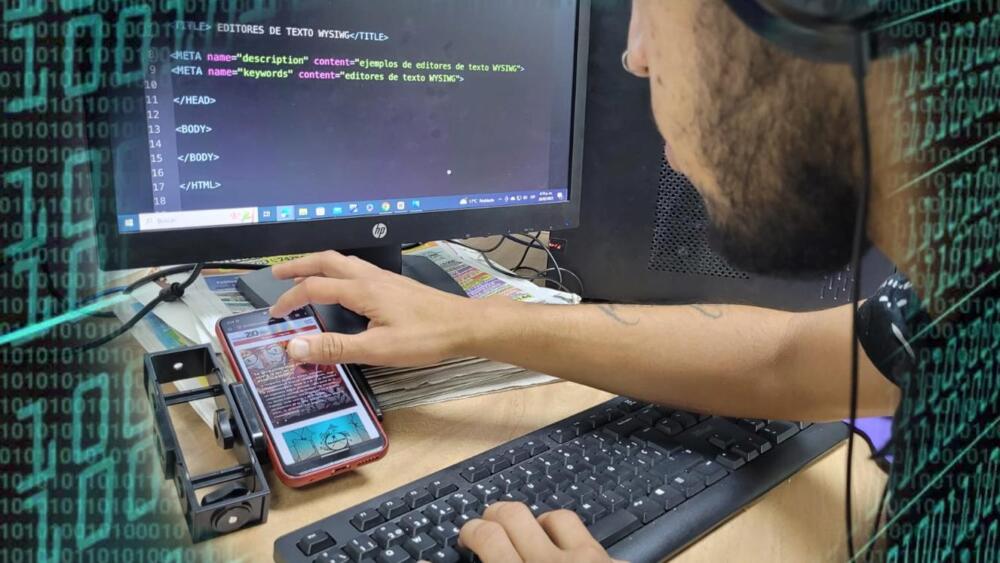 Estas son los tres profesiones que más se están requiriendo en el sector tecnológico Tenga presente que si está buscando camello o piensa estudiar una carrera relacionada con el sector tecnológico, las posibilidades de encontrar un empleo podrían ser mayores dada la cantidad de trabajadores que se requieren en esta área laboral.