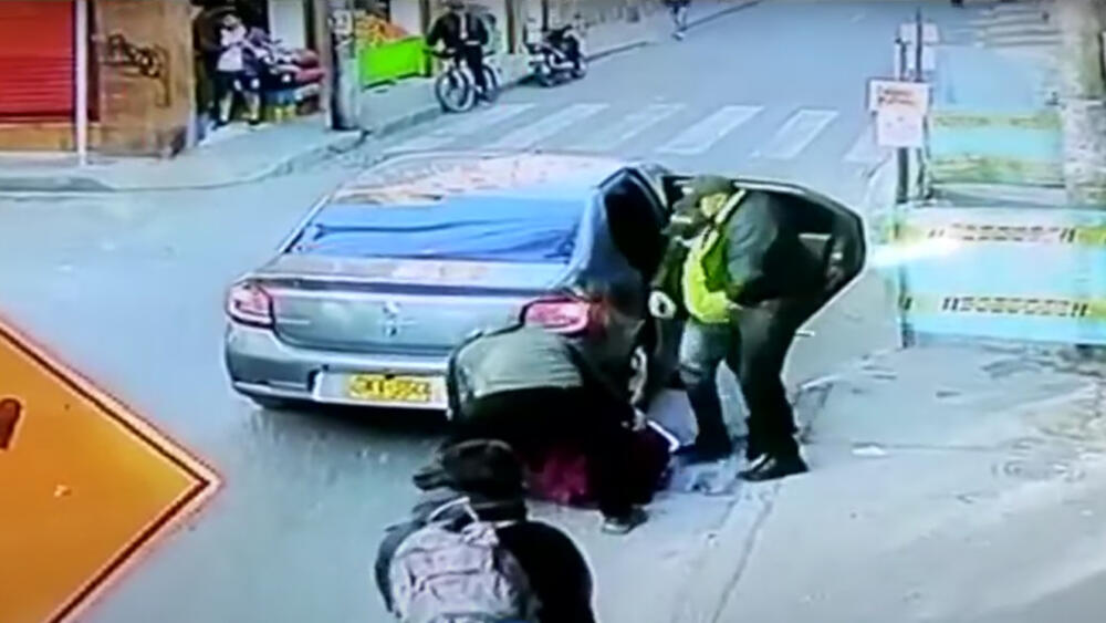 Falsos policías secuestraron a comerciante en Cundinamarca A plena luz del día, unos descarados delincuentes disfrazados de policías, secuestraron a un comerciante en el municipio de Mosquera (Cundinamarca) con el fin de hurtarle sus pertenencias. El hecho quedó registrado en una cámara de seguridad del sector.