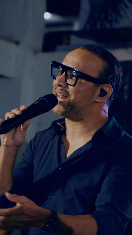 Famoso cantante insultó en programa en vivo a Yina Calderón El cantante Wilfran Castillo fue invitado al programa del canal RCN 'Buen día Colombia' y los presentadores no perdieron la oportunidad para preguntarle por la pelea que tiene cazada con la creadora de contenido Yina Calderón.