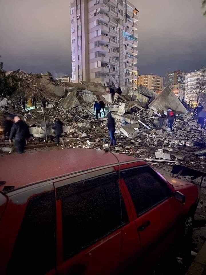 En imágenes: poderoso terremoto en Turquía deja más de 1.500 muertos y heridos 1 En imágenes: poderoso terremoto en Turquía deja más de 1.500 muertos y heridos En la madrugada de este lunes se reportó un poderoso terremoto en Turquía que hasta el momento ha dejado más de 1.500 muertos y heridos.