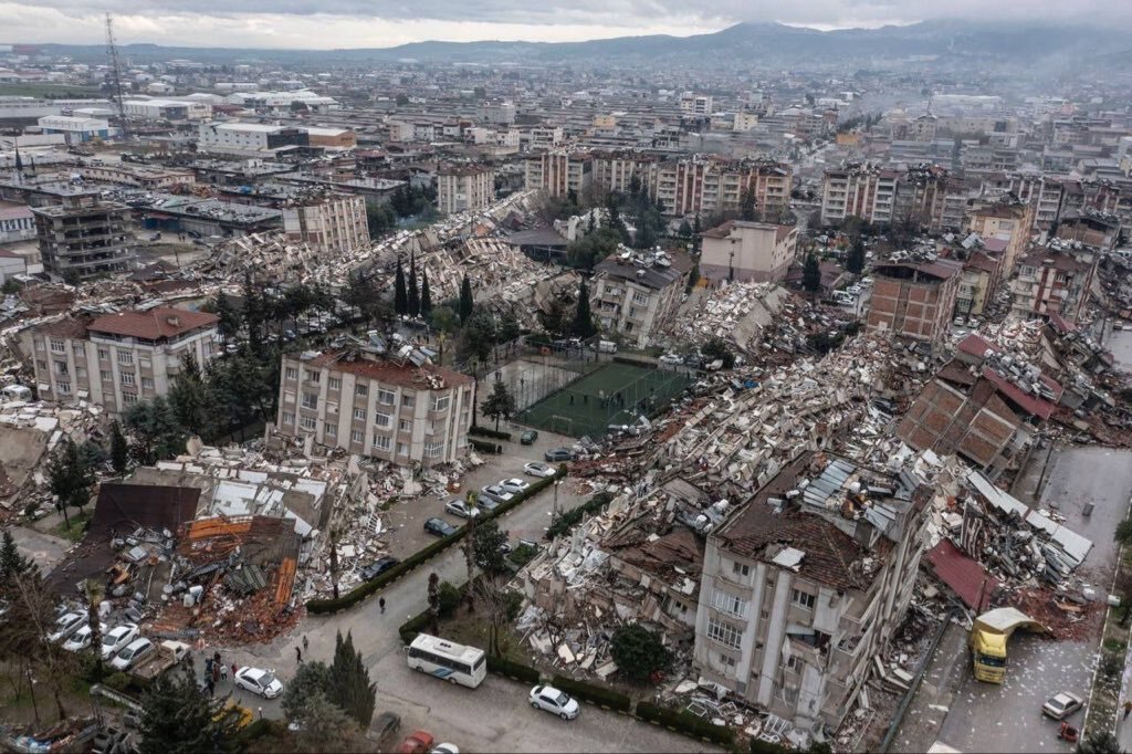 En imágenes: poderoso terremoto en Turquía deja más de 1.500 muertos y heridos 2 En imágenes: poderoso terremoto en Turquía deja más de 1.500 muertos y heridos En la madrugada de este lunes se reportó un poderoso terremoto en Turquía que hasta el momento ha dejado más de 1.500 muertos y heridos.