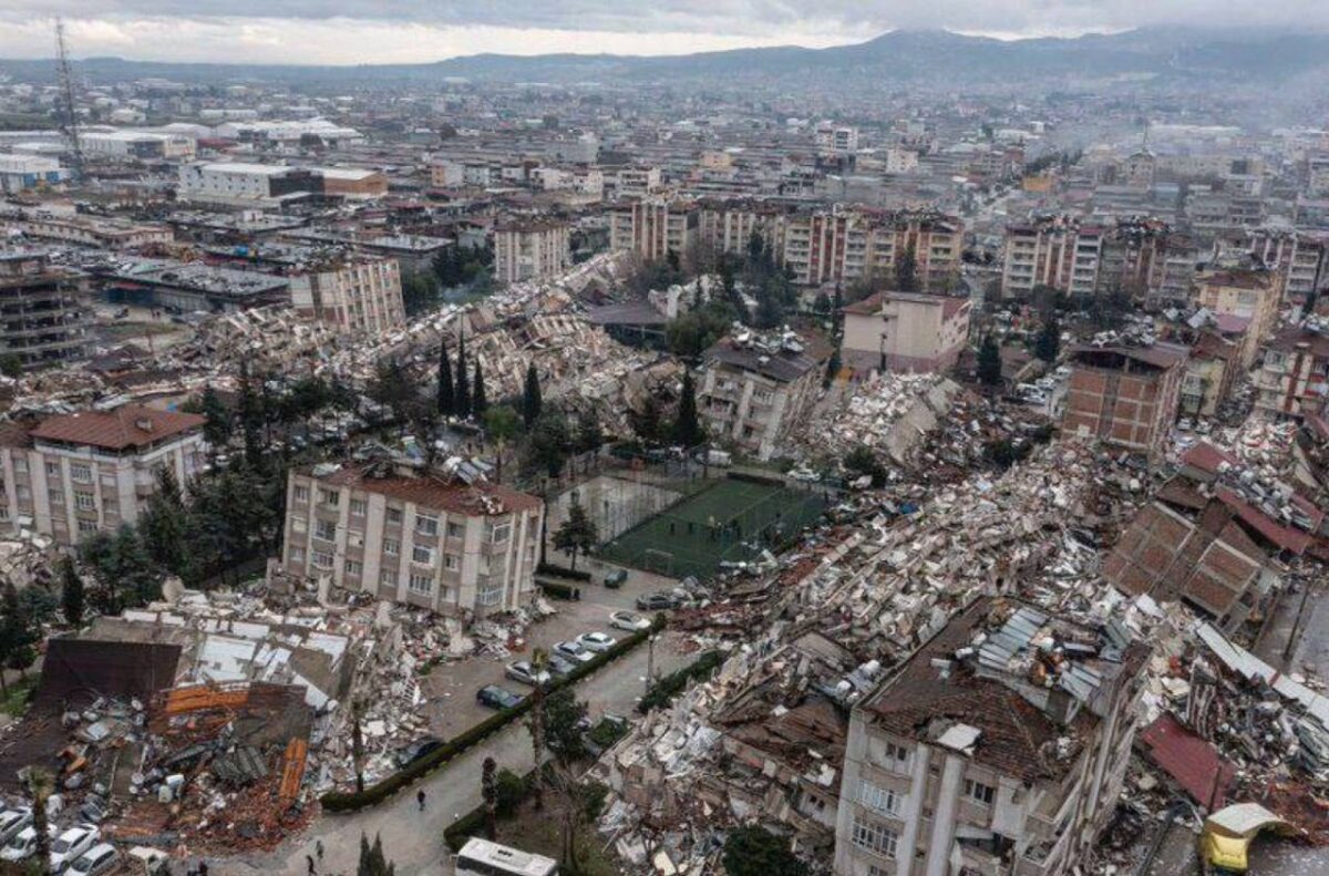 En imágenes: poderoso terremoto en Turquía deja más de 1.500 muertos y heridos 9 En imágenes: poderoso terremoto en Turquía deja más de 1.500 muertos y heridos En la madrugada de este lunes se reportó un poderoso terremoto en Turquía que hasta el momento ha dejado más de 1.500 muertos y heridos.