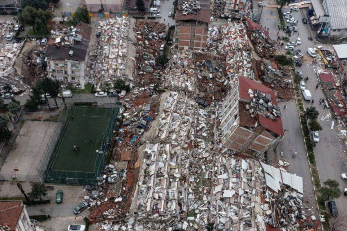 En imágenes: poderoso terremoto en Turquía deja más de 1.500 muertos y heridos 8 En imágenes: poderoso terremoto en Turquía deja más de 1.500 muertos y heridos En la madrugada de este lunes se reportó un poderoso terremoto en Turquía que hasta el momento ha dejado más de 1.500 muertos y heridos.
