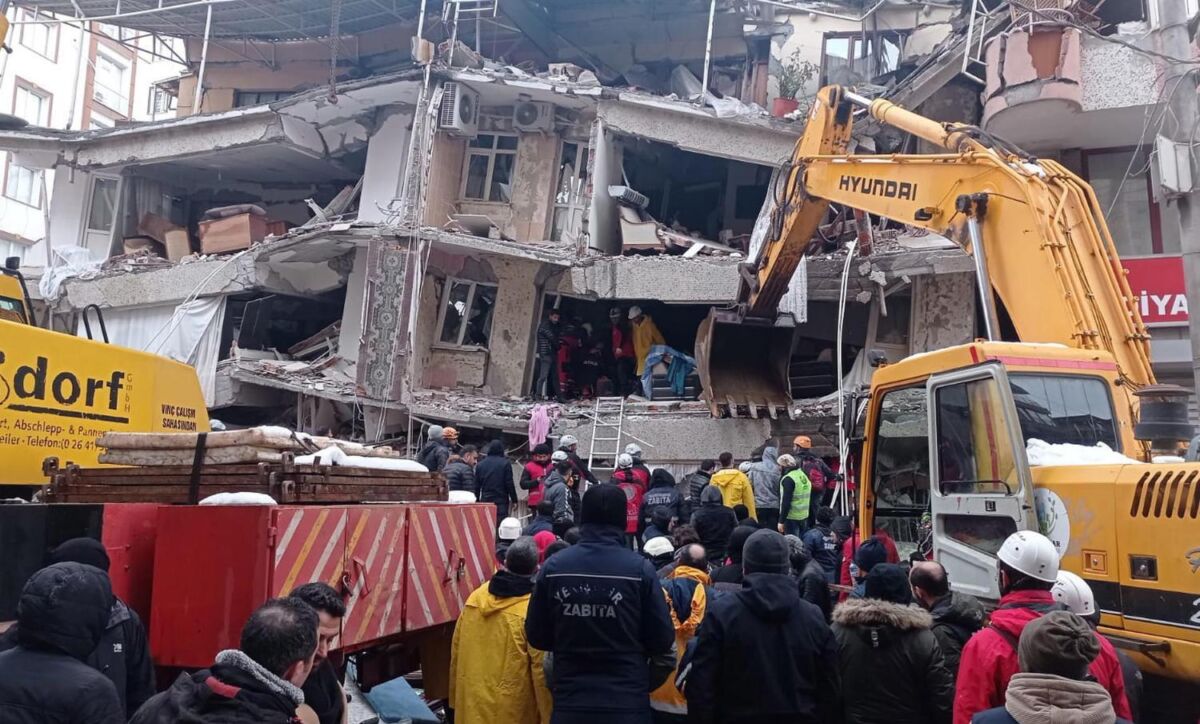 En imágenes: poderoso terremoto en Turquía deja más de 1.500 muertos y heridos 7 En imágenes: poderoso terremoto en Turquía deja más de 1.500 muertos y heridos En la madrugada de este lunes se reportó un poderoso terremoto en Turquía que hasta el momento ha dejado más de 1.500 muertos y heridos.