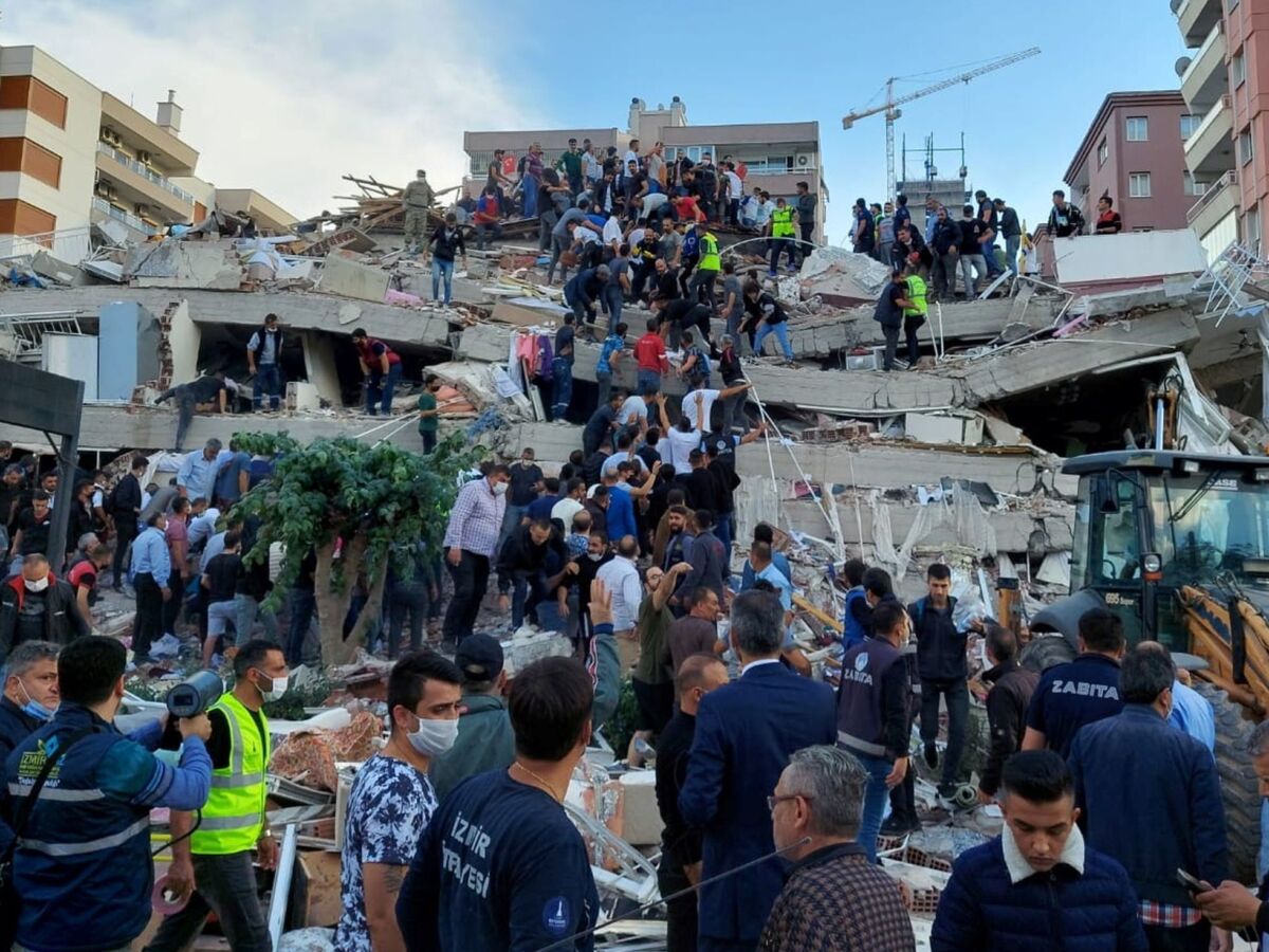 En imágenes: poderoso terremoto en Turquía deja más de 1.500 muertos y heridos 6 En imágenes: poderoso terremoto en Turquía deja más de 1.500 muertos y heridos En la madrugada de este lunes se reportó un poderoso terremoto en Turquía que hasta el momento ha dejado más de 1.500 muertos y heridos.