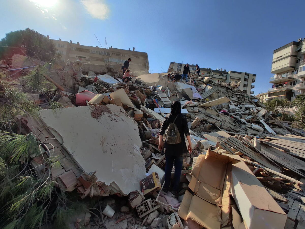 En imágenes: poderoso terremoto en Turquía deja más de 1.500 muertos y heridos 4 En imágenes: poderoso terremoto en Turquía deja más de 1.500 muertos y heridos En la madrugada de este lunes se reportó un poderoso terremoto en Turquía que hasta el momento ha dejado más de 1.500 muertos y heridos.