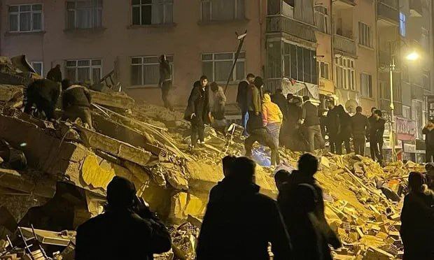 En imágenes: poderoso terremoto en Turquía deja más de 1.500 muertos y heridos 3 En imágenes: poderoso terremoto en Turquía deja más de 1.500 muertos y heridos En la madrugada de este lunes se reportó un poderoso terremoto en Turquía que hasta el momento ha dejado más de 1.500 muertos y heridos.