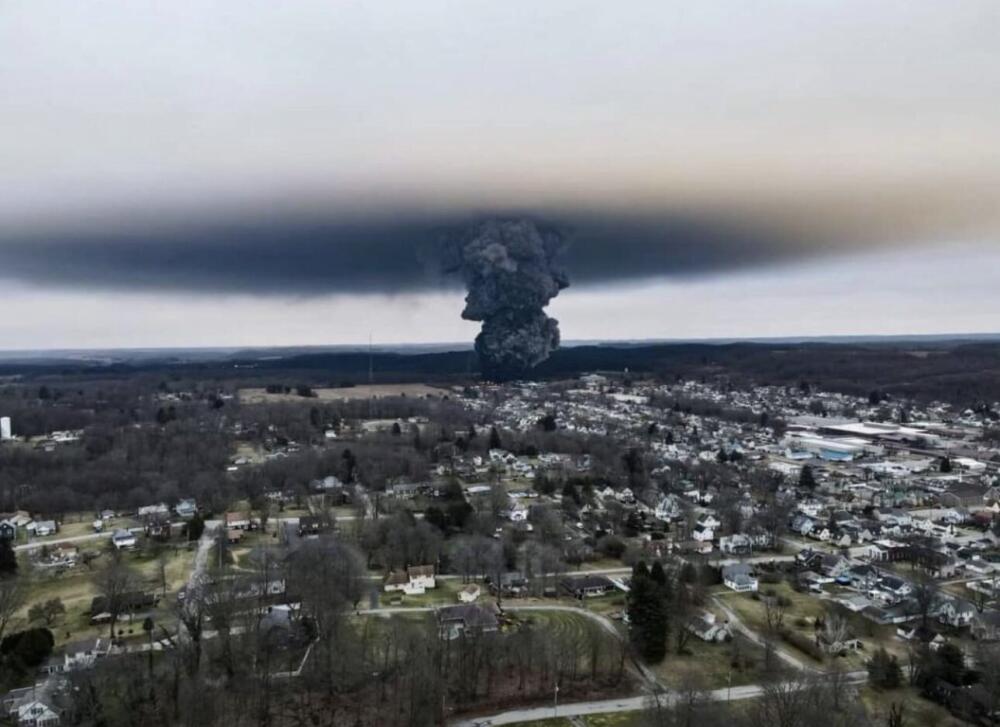 En imágenes: tren cargado de químicos se descarriló y provocó tremendo desastre ambiental en Estados Unidos Ya pasó una semana desde que un tren cargado con productos químicos se descarriló en la ciudad de Palestina, Ohio (Estados Unidos) pero pasó desapercibido hasta que se habló del gravísimo daño ambiental que está provocando.