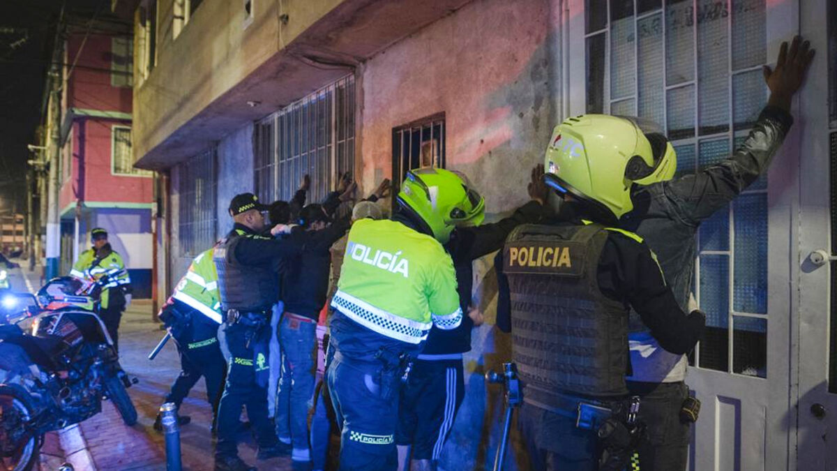 Fuerte operativo contra la inseguridad que azota en El Amparo, María Paz y Corabastos En la noche de ayer la Alcaldía Mayor logró en una operación conjunta la captura de 102 personas, en una serie de operativos que se adelantaron en Kennedy, en los barrios El Amparo, María Paz y en inmediaciones a Corabastos.