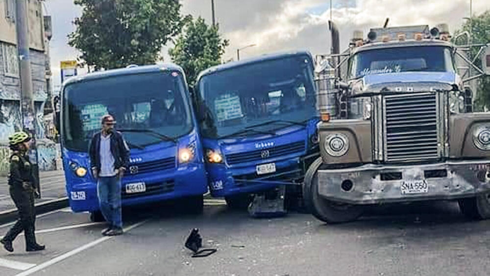 Grave accidente entre dos buses del Sitp y camión cisterna en la Avenida Ciudad de Cali En la mañana de este miércoles se presentó un grave accidente en el que se vieron involucrados dos buses del Sitp y un camión cisterna, en la carrera 95A con Avenida Ciudad de Cali sentido sur - norte.