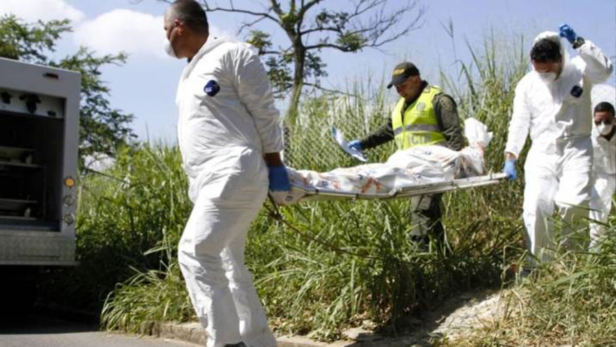 Hallan cuerpo baleado dentro de un carro en Ciudad Bolívar En el kilómetro 20 de la vía que conduce a la vereda Quiba, en la localidad de Ciudad Bolívar, fue hallado en las últimas horas el cuerpo de un hombre al interior de un vehículo particular con varios disparos en la cabeza.