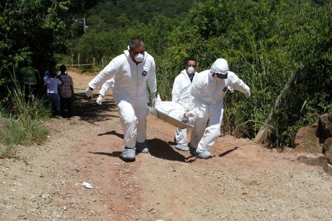 Hallan cuerpo baleado dentro de un carro en Ciudad Bolívar En el kilómetro 20 de la vía que conduce a la vereda Quiba, en la localidad de Ciudad Bolívar, fue hallado en las últimas horas el cuerpo de un hombre al interior de un vehículo particular con varios disparos en la cabeza.