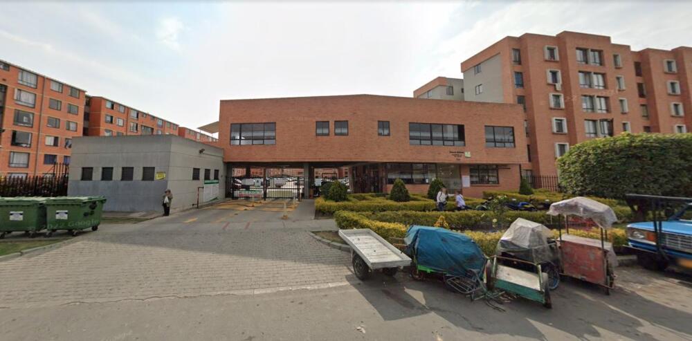 Hallan cuerpo en estado de descomposición en Soacha El fétido olor que salía de uno de los apartamentos de un conjunto residencial en el vecino municipio de Soacha causó gran consternación entre los vecinos, quienes, asustados, pasado el mediodía del domingo decidieron llamar a las autoridades para dar aviso de la situación.