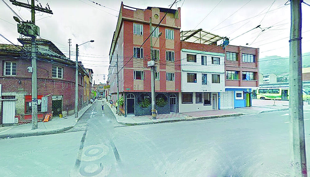 Hallan cadáver en inquilinato en el centro de Bogotá 1 Hallan cadáver en inquilinato en el centro de Bogotá Pasadas las dos de la tarde de este viernes, uniformados adscritos al CAI San Victorino, en la localidad de Santa Fe, recibieron una alerta ciudadana que daba cuenta de la muerte de un sujeto al interior de un inquilinato ubicado en una de las desoladas y vetustas calles del barrio San Bernardo, una de las ollas más peligrosas del centro de la ciudad.