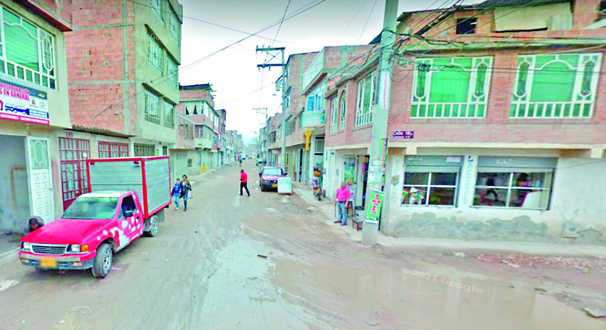 Asesinato a Bala en Soacha El pánico se apoderó de los residentes del sector de Compartir en el vecino municipio de Soacha en horas de la noche del viernes cuando en plena vía pública un hombre fue asesinado con arma de fuego.