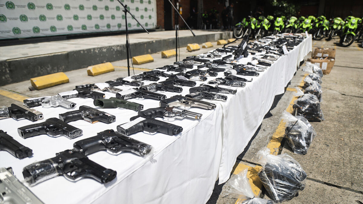 Impresionante: se han incautado más de 22.000 armas en lo que va del año en Bogotá La Policía de Bogotá continúa realizando labores de patrullaje y retenes para lograr disminuir los índices de inseguridad en la capital, como resultado, confirmaron que se han incautado 22.583 armas en lo que va del año.
