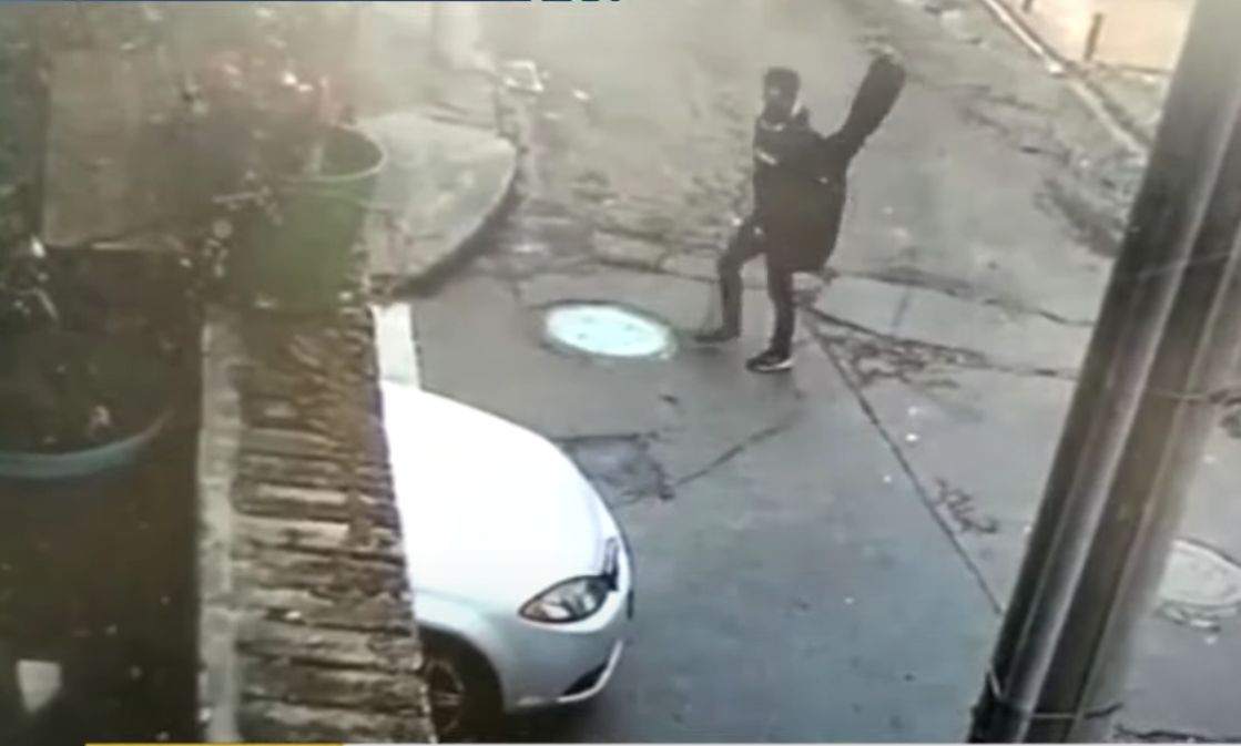 Infame: músico de la Orquesta Sinfónica de Bogotá sufrió terrible atraco La inseguridad continúa afectando gravemente a los ciudadanos, recientemente se conoció el caso de un joven músico de la orquesta Filarmónica de Bogotá el cual fue brutalmente atracado en Engativá.