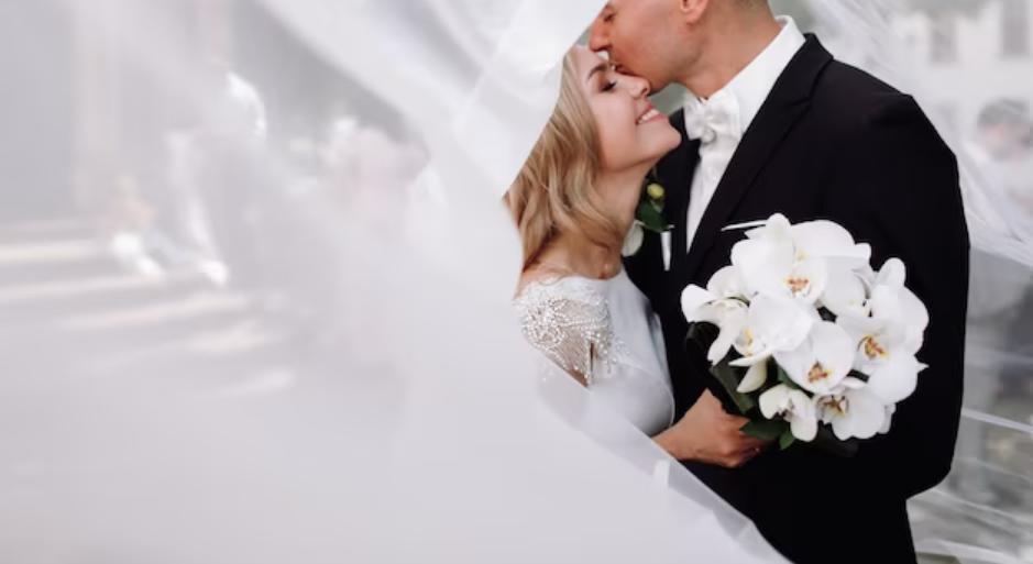 Insólito: pilló a su pareja siendo amamantado por su mamá el día de la boda Una mujer descubrió a su pareja siendo amamantado por la mamá a pocas horas de casarse, ¿el matrimonio siguió en pie?