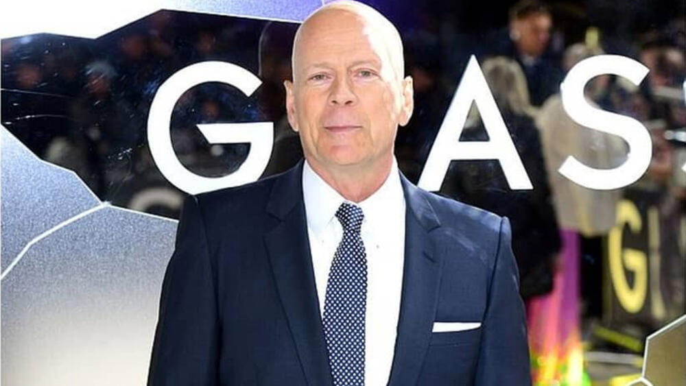 La enfermedad mental que doblegó a Bruce Willis Bruce Willis padece actualmente de una demencia frontotemporal senil, la cual es una enfermedad mental neurodegenerativa.
