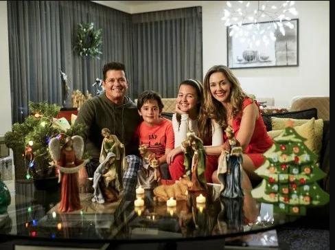 La lujosa mansión de Carlos Vives El cantante Colombiano Carlos Vives ha sabido invertir la gran fortuna que ha logrado obtener a lo largo de su exitosa carrera musical, así lo evidencia la enorme mansión en la que vive junto a su familia.
