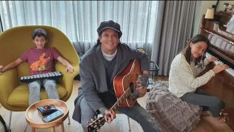 La lujosa mansión de Carlos Vives El cantante Colombiano Carlos Vives ha sabido invertir la gran fortuna que ha logrado obtener a lo largo de su exitosa carrera musical, así lo evidencia la enorme mansión en la que vive junto a su familia.