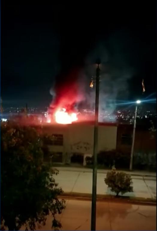 Ladrones de cable provocaron grave incendio en Ciudad Bolívar En la madrugada de este viernes se presentó un incendio en el barrio Sierra Morena, localidad de Ciudad Bolívar, según los vecinos de este sector, fue ocasionado por los ladrones de cable.