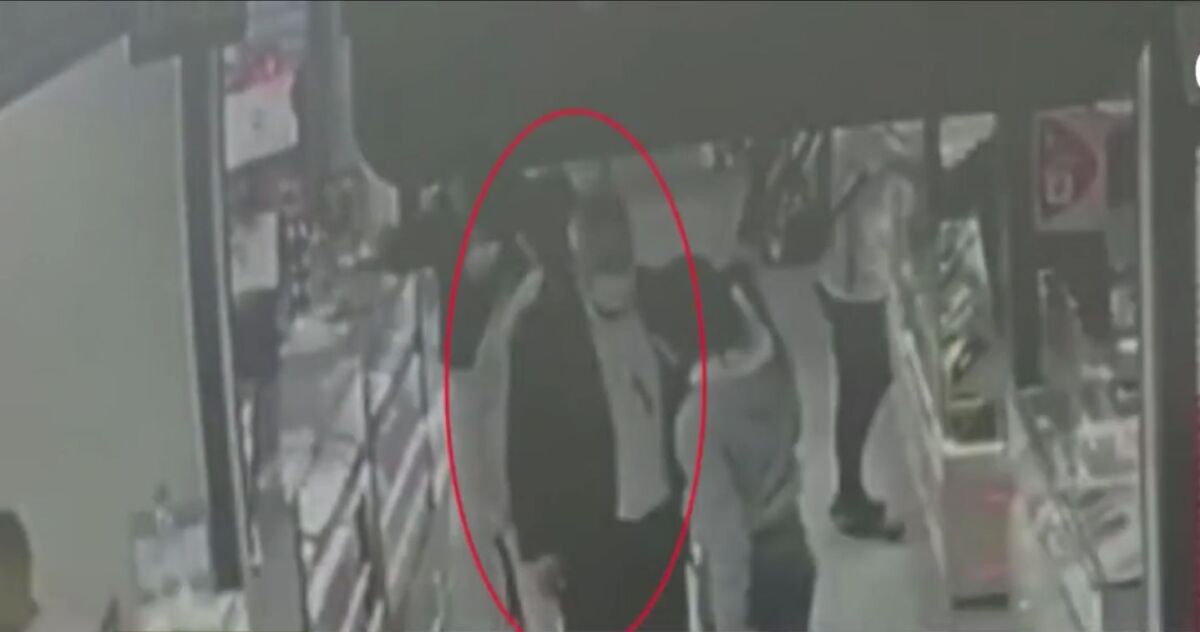 Ladrones en corbata hacían de la suyas en local de celulares por el centro El hombre aprovechó su aspecto y edad para persuadir a la comerciante y hurtarle el producido con el cual iba a pagarle a sus empleados y proveedores.