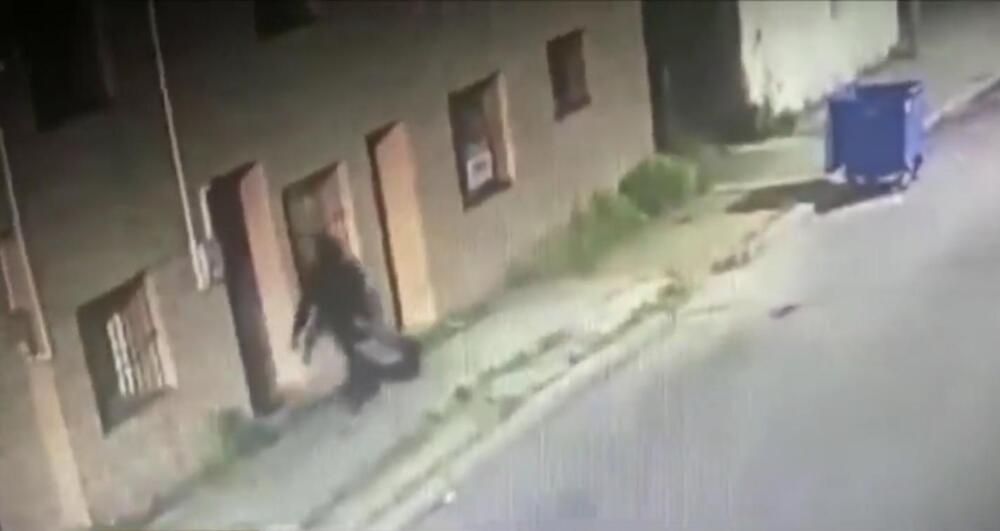 Le cerraron la puerta: Policía capturó a ladrona de viviendas en Soacha Una cámara de seguridad captó el momento en el que una mujer sacó un televisor de una vivienda en el barrio Compartir, vecino municipio de Soacha. Tras su captura, se conoció que no era la primera vez que lo hacía.