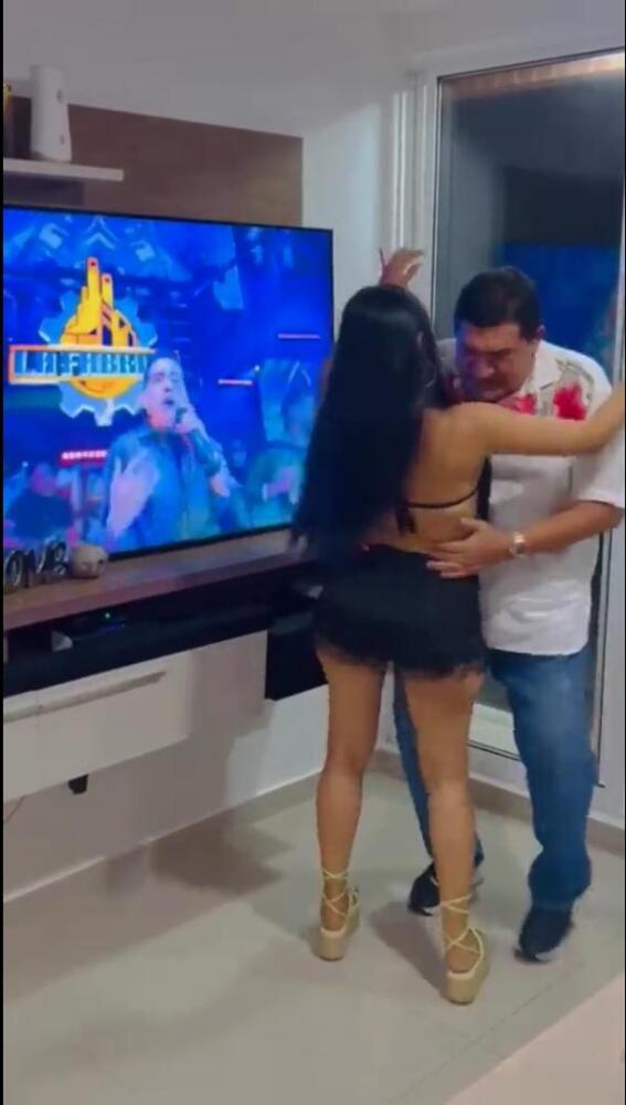 Le llueven críticas a Poncho Zuleta por su novia: es una jovencita El polémico cantante y compositor vallenato Poncho Zuleta, quien estuvo en el ojo de la opinión pública el año pasado con el escándalo del acoso contra la cantante Karen Lizarazo, vuelve a ser protagonista de las noticias de entretenimiento en los diferentes medios de comunicación por una mujer.