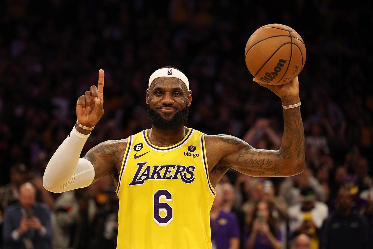 LeBron James se convirtió en el máximo anotador histórico de la NBA 6 LeBron James se convirtió en el máximo anotador histórico de la NBA LeBron James se convirtió esta madrugada en el máximo anotador de la historia de la NBA, superando a Kareem Abdul-Jabbar al alcanzar los 38.390 puntos.