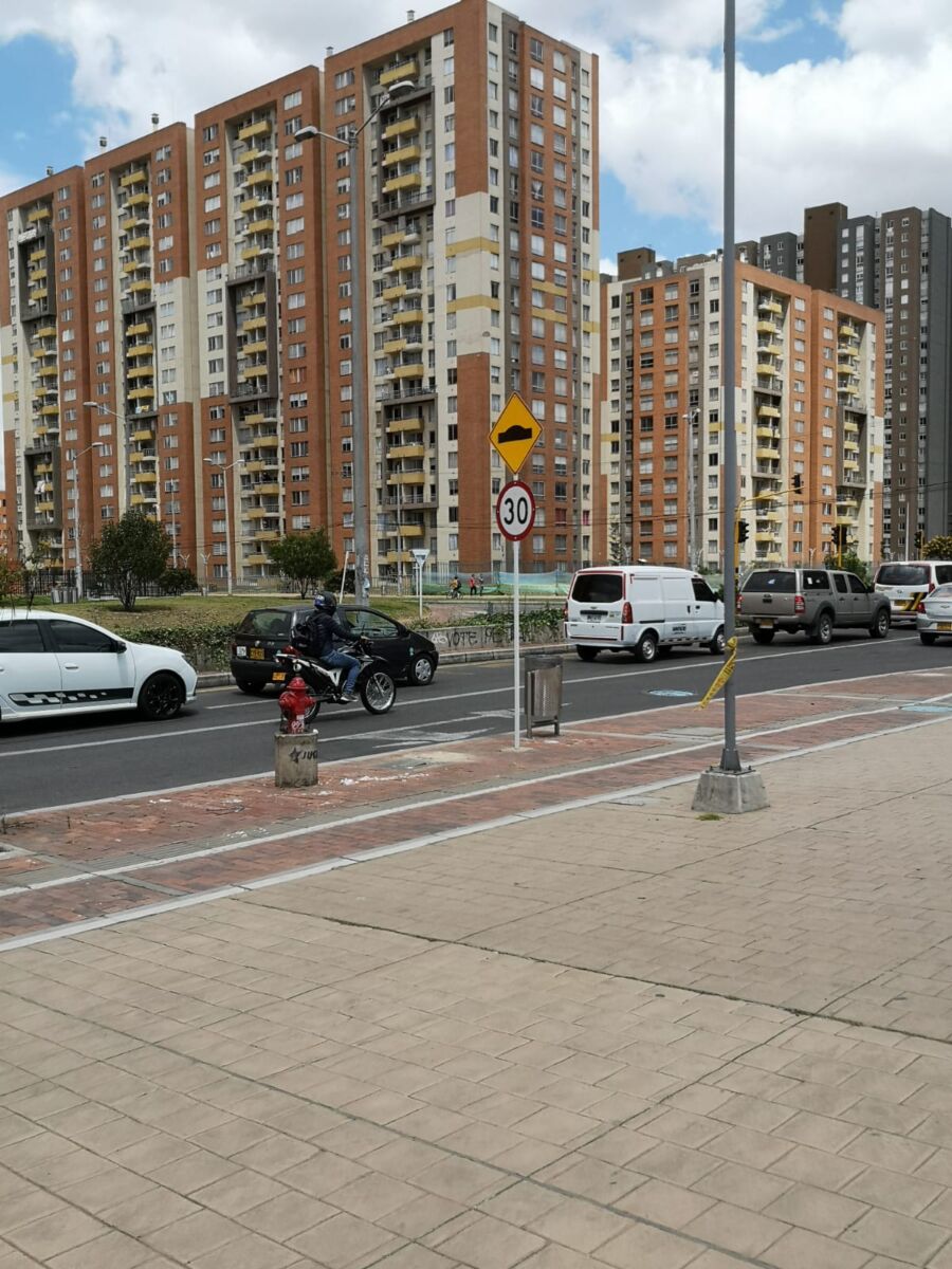 Ciudad Bolívar: comunidad linchó a señalado ladrón en Madelena Un joven señalado de ser un ladrón fue agredido por la comunidad que se encontraba en ese momento  por el sector hasta causarle la muerte.