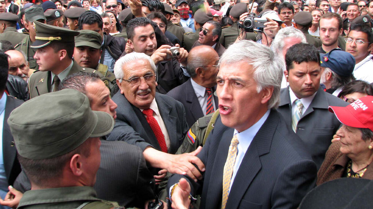 Los escándalos de Samuel Moreno El polémico exalcalde de Bogotá Samuel Moreno murió la tarde de este viernes en el Hospital Militar, lugar en el que se encontraba hospitalizado desde el jueves, tras haber sufrido un paro cardiorrespiratorio. Moreno, quien estaba detenido pagando una pena por el escándalo del carrusel de la contratación, había llegado a la clínica sin signos vitales.